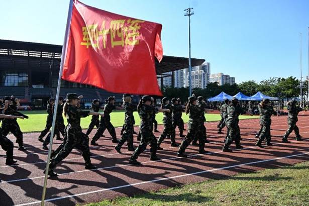 一群人站在草地上 AI 生成的内容可能不正确。