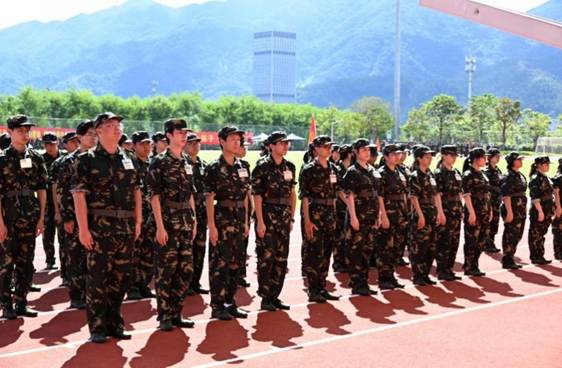 一群穿制服的人站在一起 AI 生成的内容可能不正确。