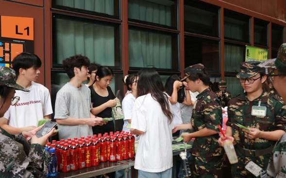 一群人的聚会 AI 生成的内容可能不正确。