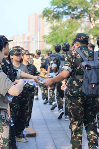 一群穿制服的人 AI 生成的内容可能不正确。