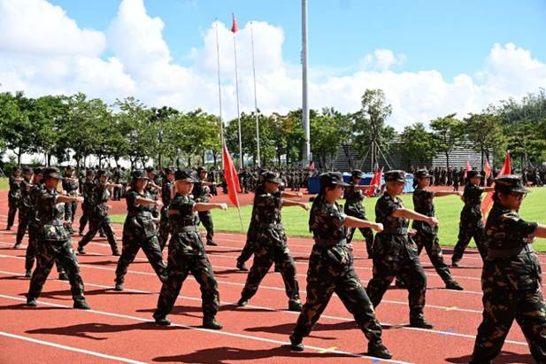 一群人正在走 AI 生成的内容可能不正确。