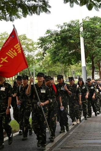 一群人拿着伞 AI 生成的内容可能不正确。