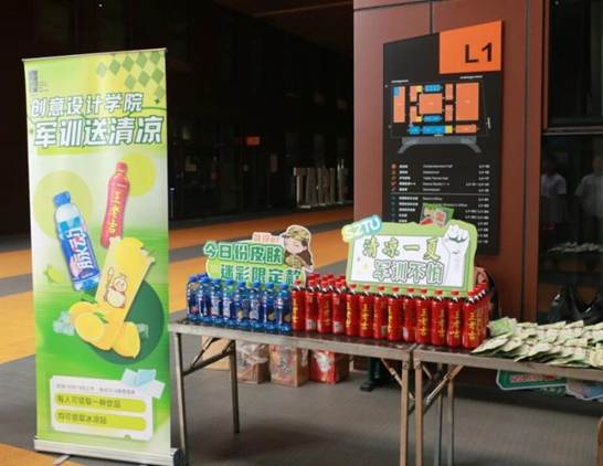 玻璃柜台上放着广告 AI 生成的内容可能不正确。