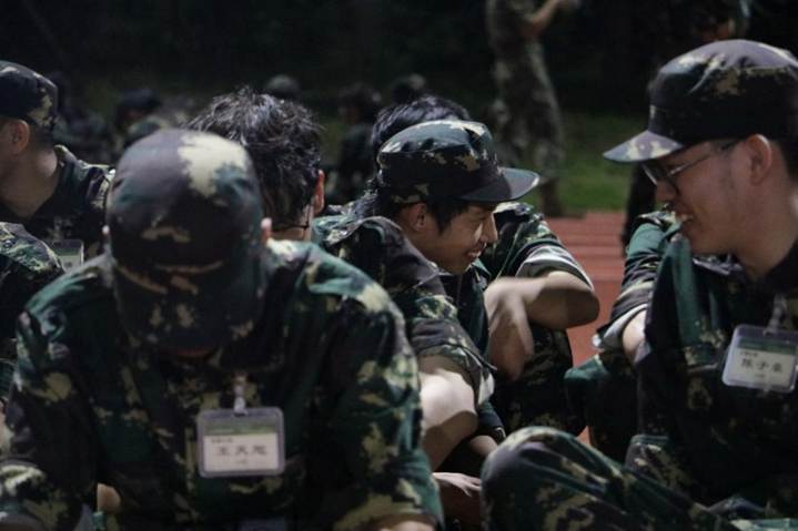 一群人骑着摩托车 AI 生成的内容可能不正确。