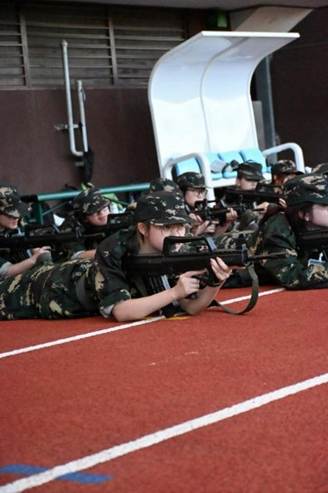 图片包含 自行车, 男人, 房间, 游戏机 AI 生成的内容可能不正确。