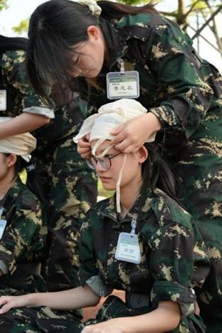 图片包含 游戏机, 军装 AI 生成的内容可能不正确。