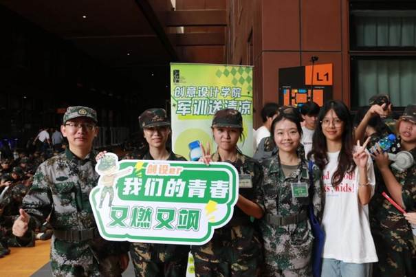 一群人站在一起 AI 生成的内容可能不正确。