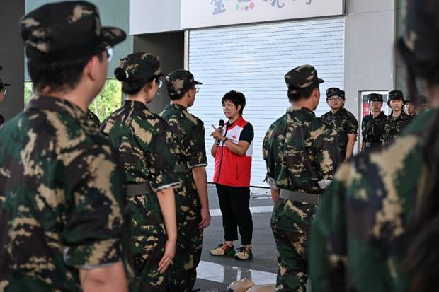 一群穿着军装的人 AI 生成的内容可能不正确。